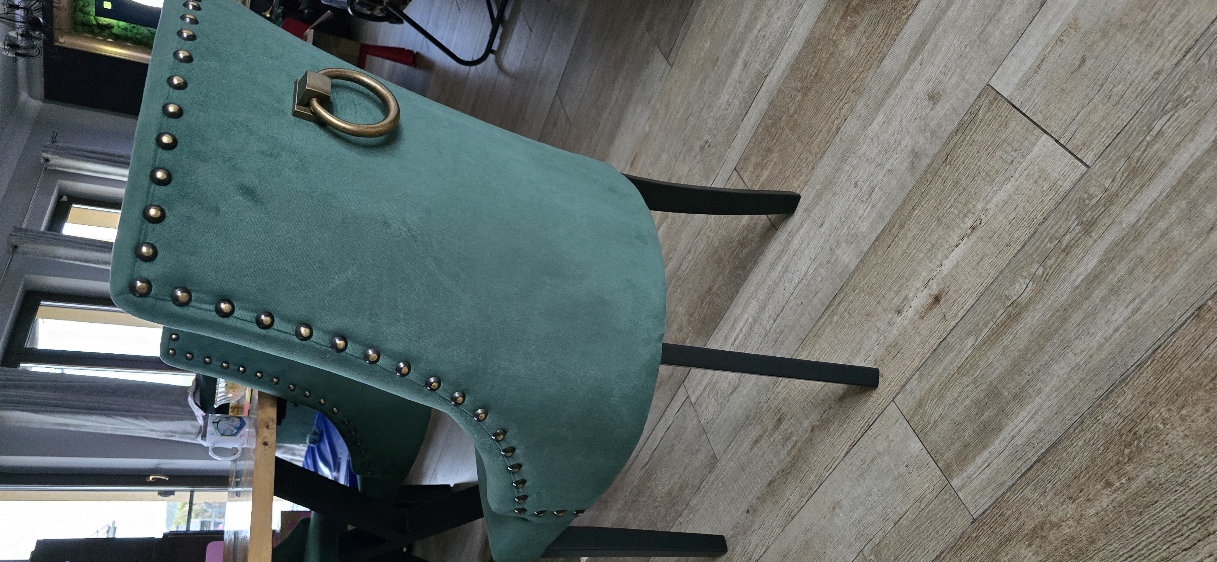 Krzesło Alexis 3, pinezki i kołatka zdjęcie klienta Magdalena