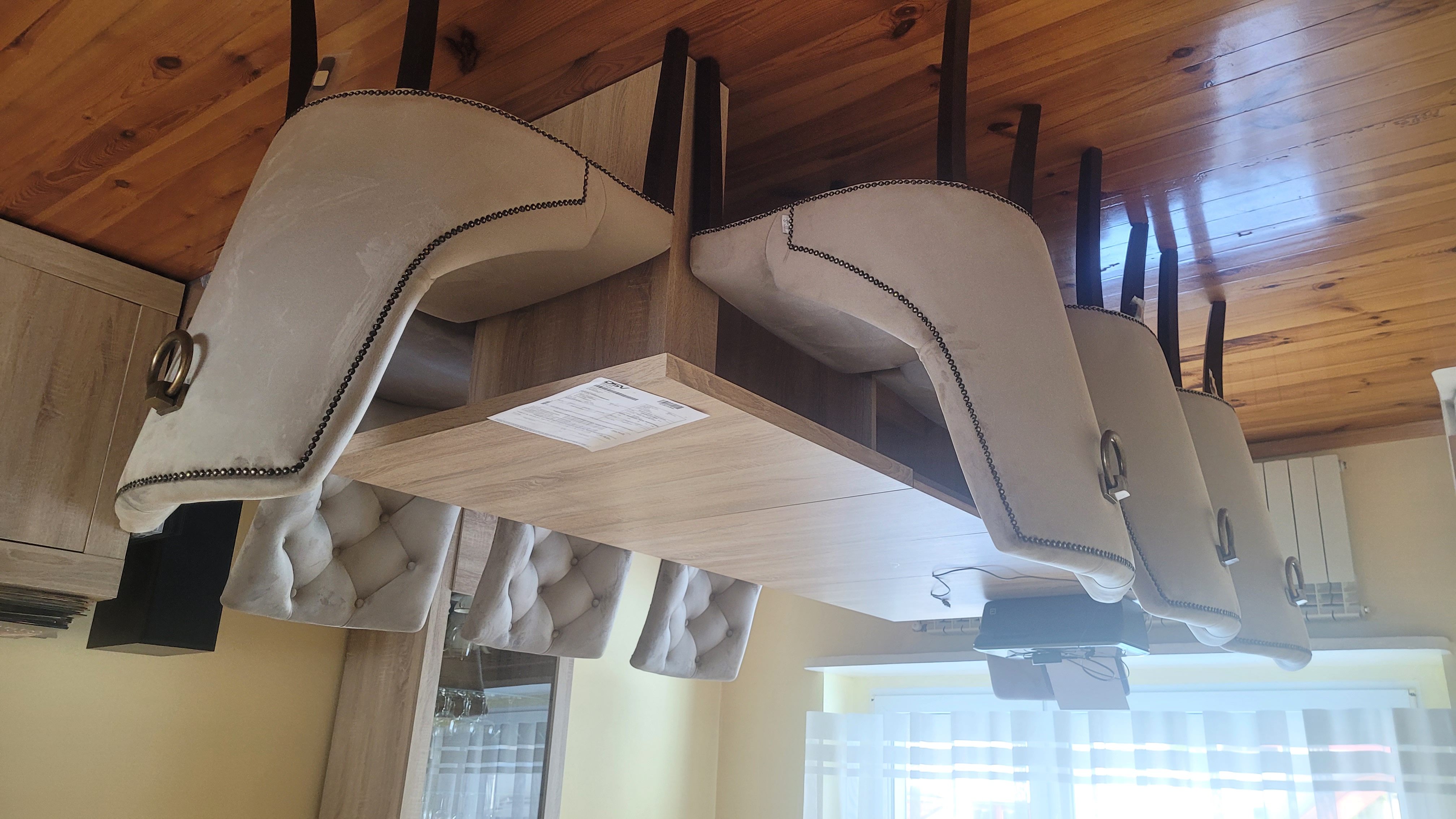 Krzesło Sisi 3 z pinezkami i kołatką zdjęcie klienta Dominika