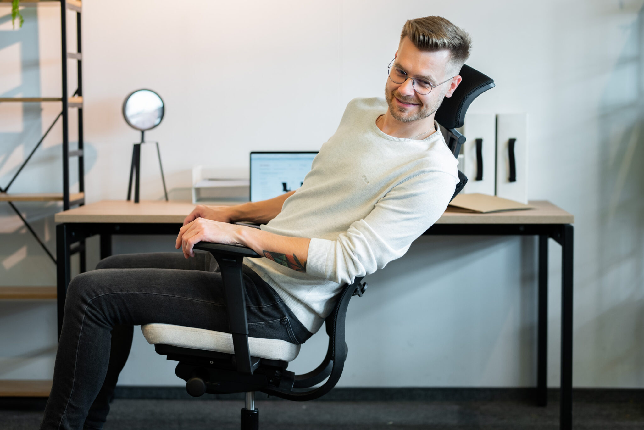 Dla kogo sprawdzi się biurowy fotel ergonomiczny? – wywiad z fizjoterapeutą Piotrem Piaskowskim, twórcą bloga Fizjologika