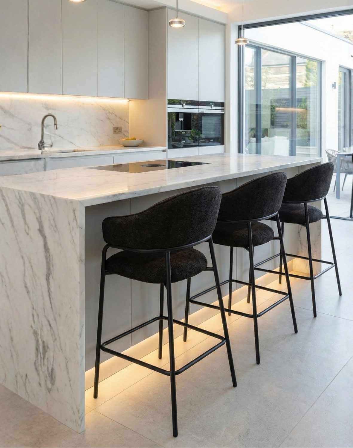 hoker do kuchni z podnóżkiem bianca, tapicerowany, czarny