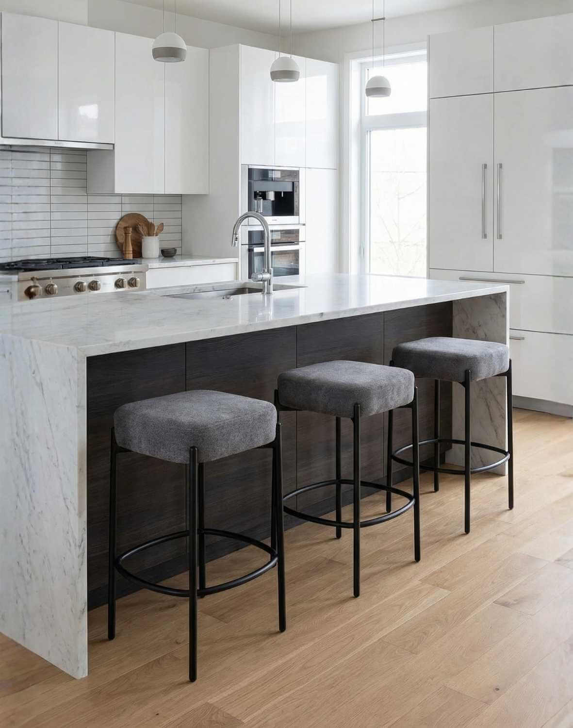 kwadratowy hoker do kuchni z podnóżkiem dolly, szary