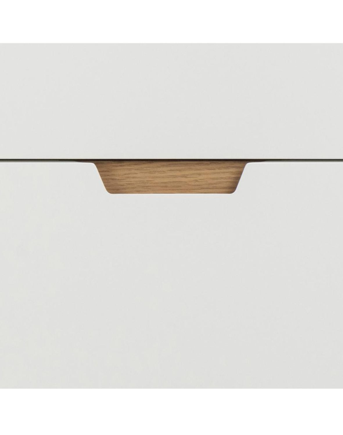 biała komoda lowell z 4 szufladami i dębowymi nogami (05743)