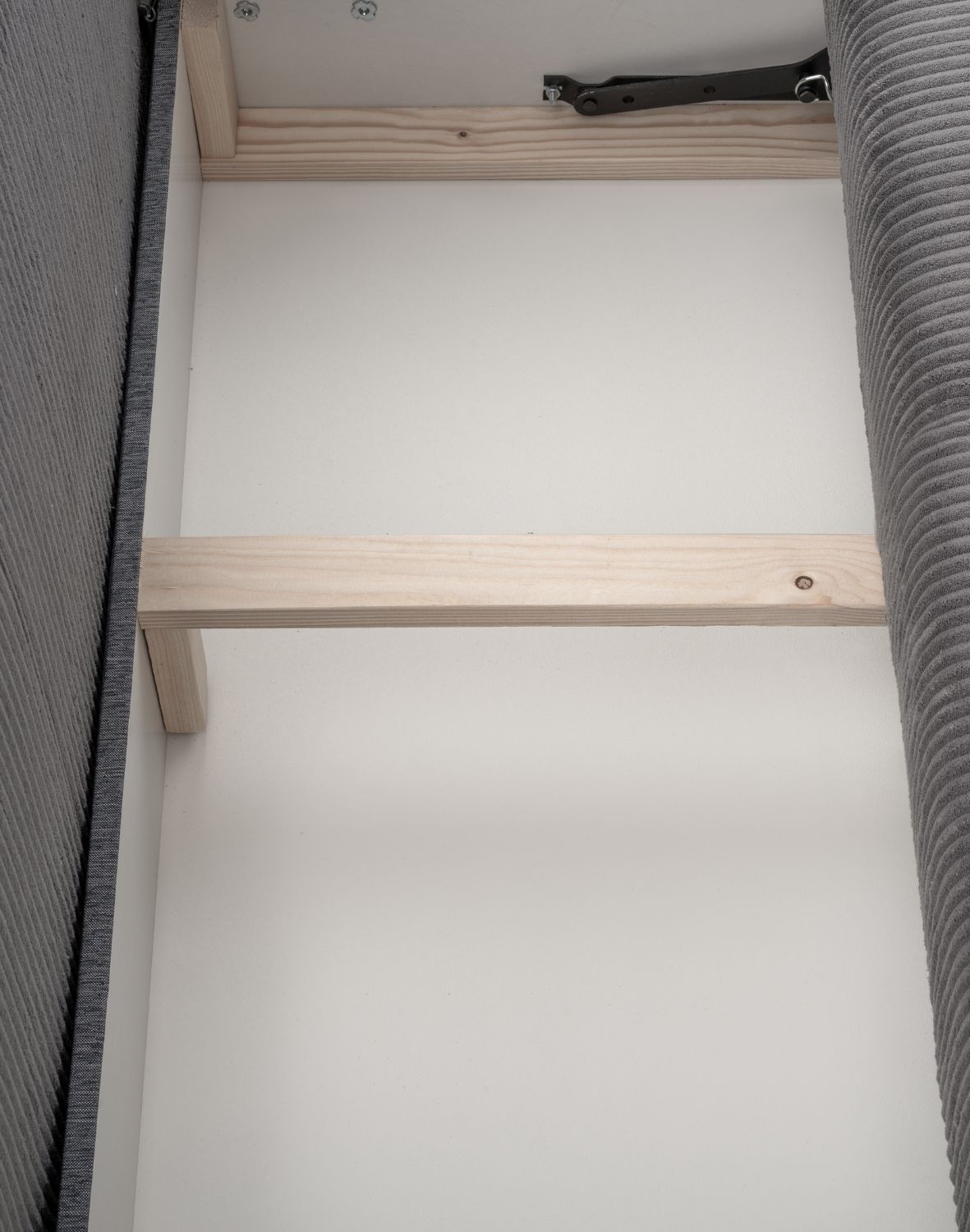 mały narożnik tini na wysokich nóżkach