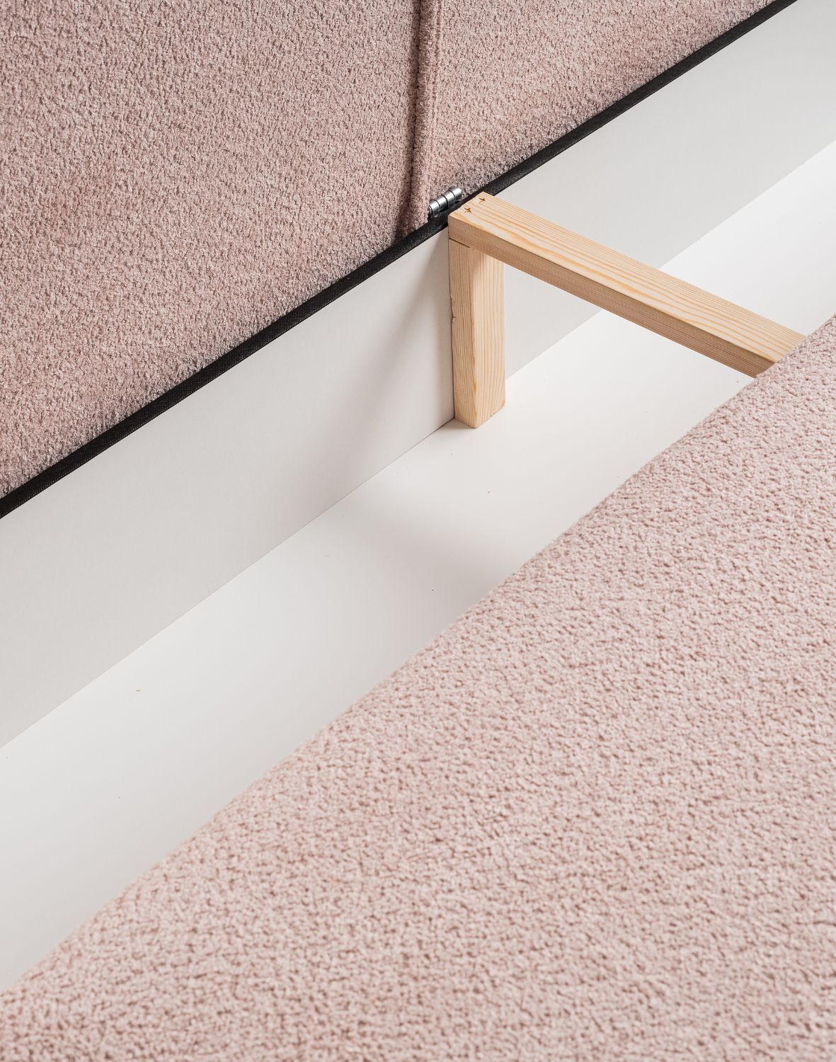 różowa sofa emily do salonu