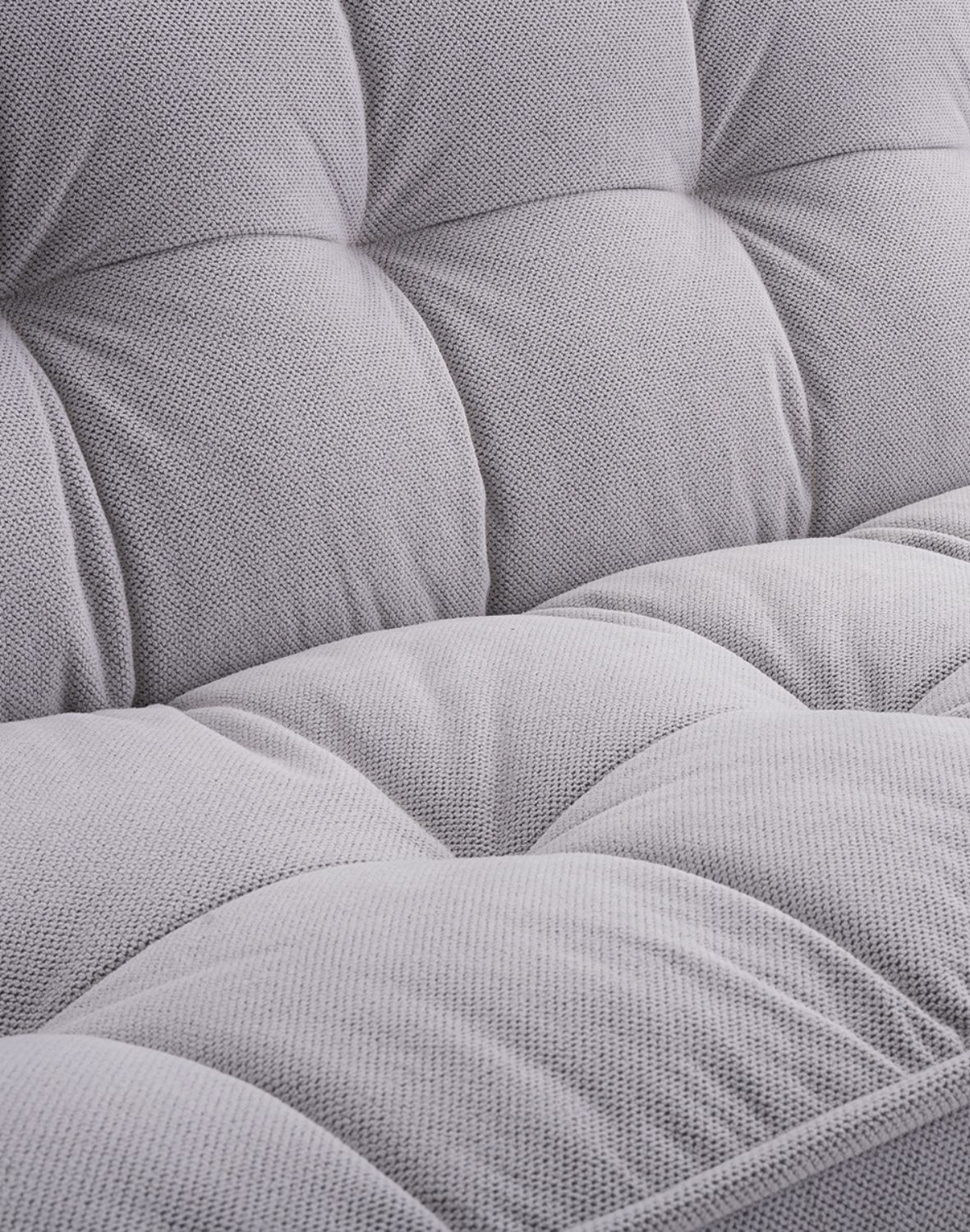 szara wersalka dwuosobowa z funkcją spania jagna