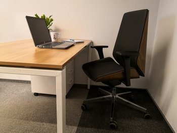 Fotel biurowy z drewnianym wykończeniem Moon Wood Chrome