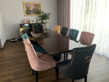 Krzesło Sisi 3 z pinezkami i kołatką