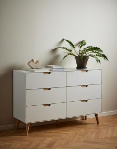 biała komoda lowell z 6 szufladami i dębowymi nogami (23770)